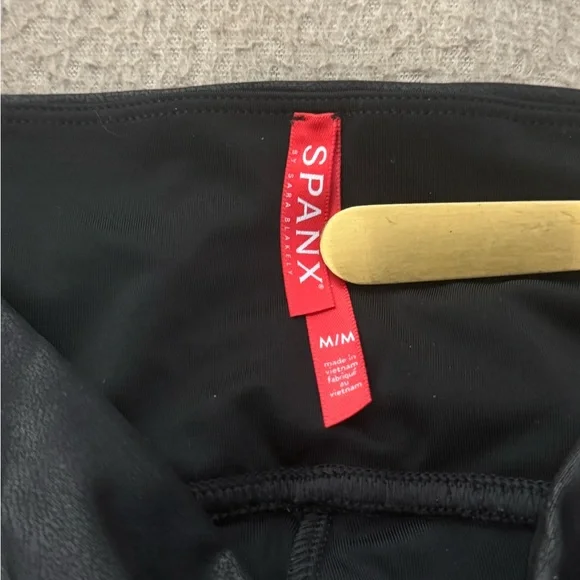 Spanx Women’s Leggings Size Medium Petite Faux Leather Moto Leggings Very Black - Picture 4 of 10